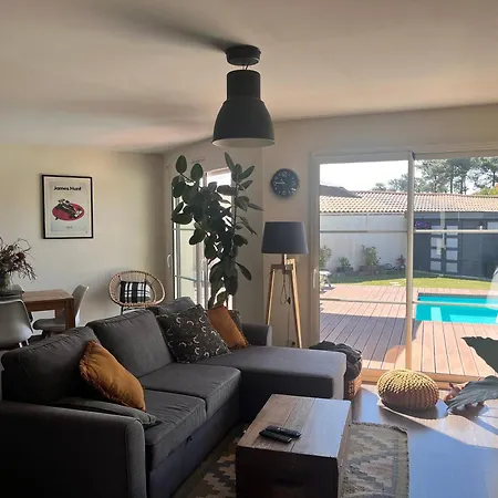 Climatisee Avec Piscine Et Pool House Atypique ヴィラ *